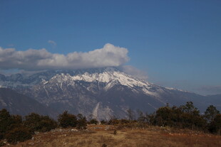 雪山远景 蓝天映衬下的壮丽