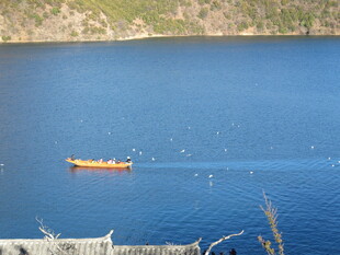 蓝色湖面上的橙色小船