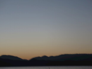 黄昏湖畔远山景色