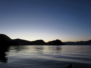 黄昏湖畔的静谧山水景