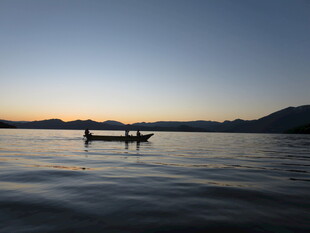 夕阳下湖面的小船