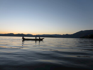 湖面孤舟伴日暮