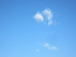 晴朗蓝天中的几朵白云