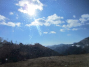 阳光照耀下的山间美景
