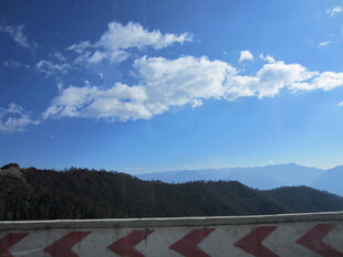 公路边的蓝天与远山景色