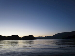 宁静湖岸的黄昏星空