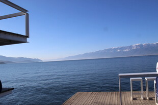 湖畔木质平台的开阔景致