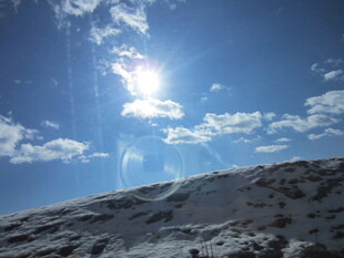 雪地上的耀眼阳光