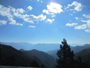 蓝天群山间的秀丽风光