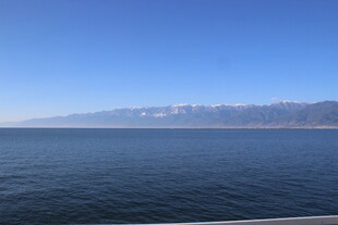 广阔海面与远处山峦景观