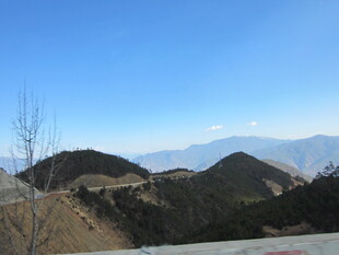 山间景致 蓝天映衬连绵山峦