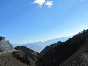山间崎岖公路 蓝天相伴