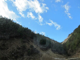 山间隧道与蓝天绿树景观