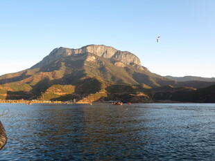 湖畔山峦美景