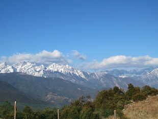 雪山蓝天间的壮丽山景