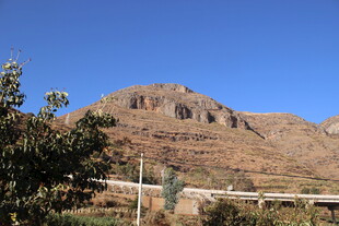 山间公路旁的壮丽山景