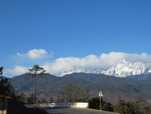 雪山远景 蓝天绿树相伴