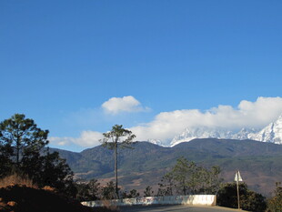 雪山下的宁静景致