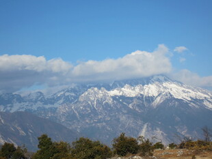 雪山远景 蓝天绿树相伴
