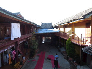 古宅庭院内的日常景象