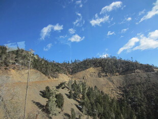 蓝天青山间的自然美景