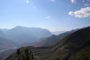 壮丽山峦间的开阔景致
