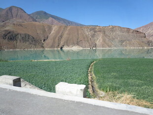 湖畔公路边的壮美山水景