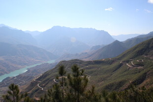 高山间的碧绿河流景观