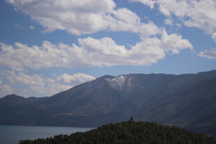 山间湖畔风光