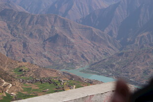 壮丽峡谷中的碧绿河流