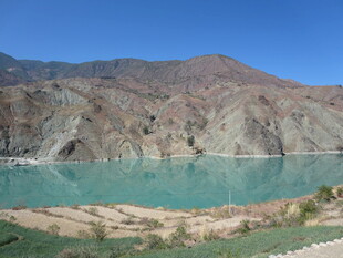 高山下的碧绿湖水