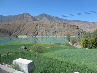 山间绿野与碧水蓝天之景