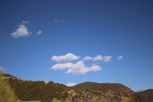 蓝天青山间的悠悠白云