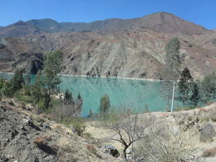山间碧湖美景