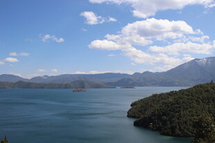 湖畔青山美景