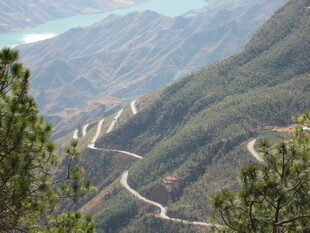 山间蜿蜒公路美景