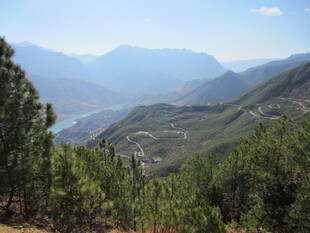 山间绿意盎然的秀丽景致