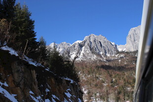 雪山峻岭间的冬日景致