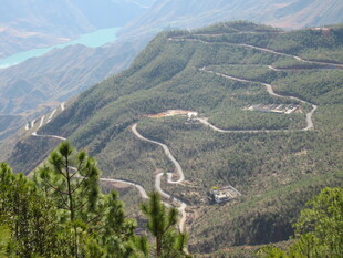 山间蜿蜒公路美景