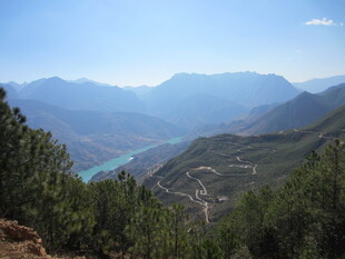 山间美景 绿水映青山