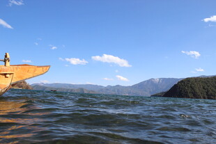 孤舟于山水间的悠然景致