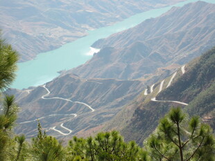 高山间的碧绿蜿蜒河流