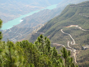 山间蜿蜒公路与秀丽湖景