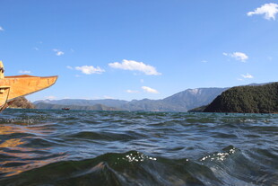 泛舟碧波间赏远山蓝天