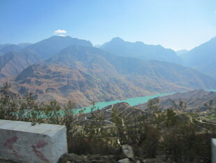 壮丽山河间的碧绿江水