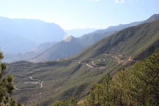 山间美景 绿意盎然的山谷