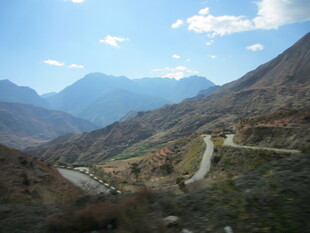 山间蜿蜒公路美景