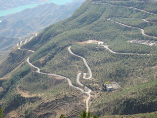 蜿蜒山间公路俯瞰美景
