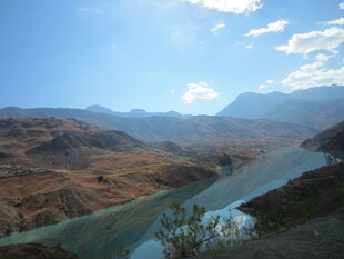 壮丽山河间的蜿蜒河流