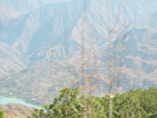 壮丽山景与葱郁植被